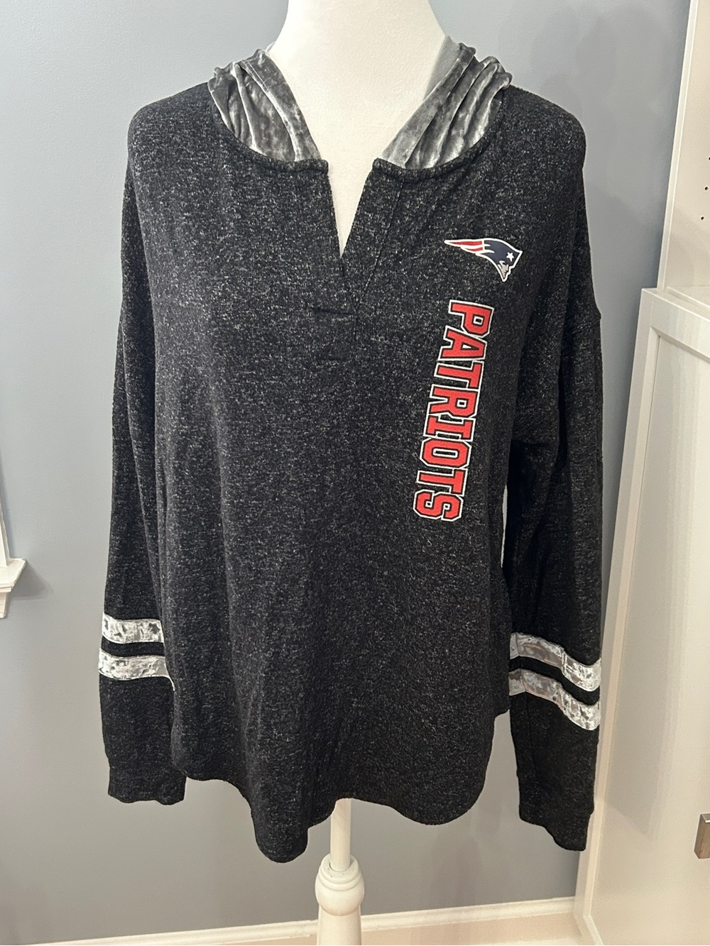 New England Patriots Women’s Juniors XL Lightweight Hoodie | Charcoal Gray NFL